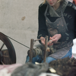 831109 Afbeelding van het wolspinnen tijdens een demonstratie oude ambachten op de jaarmarkt in Cothen die werd ...